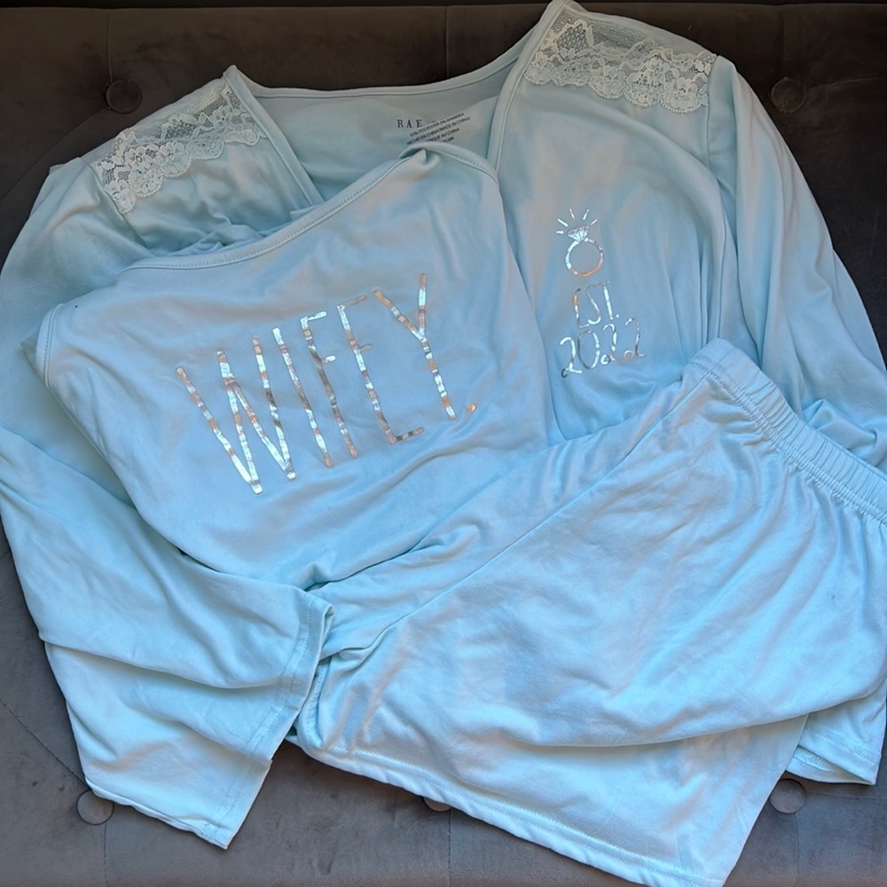 NWT Rae Dunn “Wifey” “Est. 2022” 3-Piece Pajamas and Robe Set in Starlight Blue